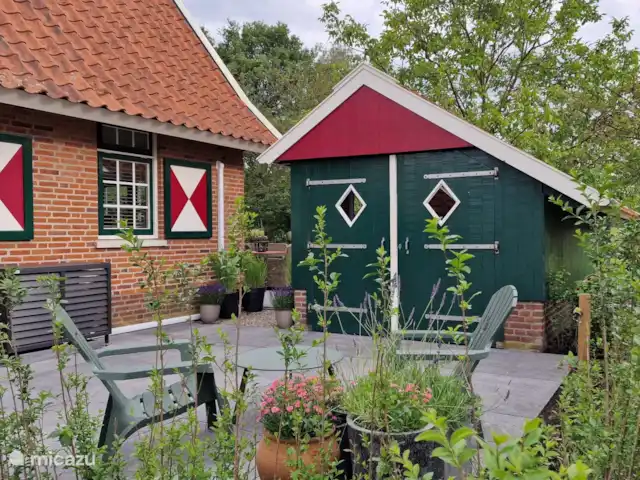 Het zijterras voor een koffie-momentje